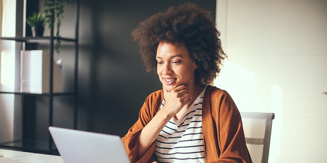 SDL Freelance - Lady working on a laptop